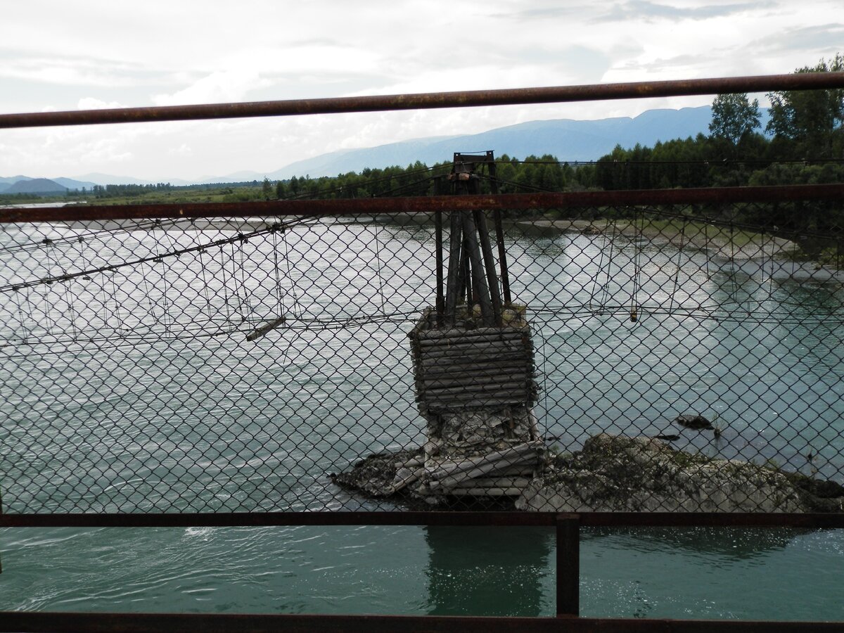 Вид на опору и тросы старого моста с нового моста