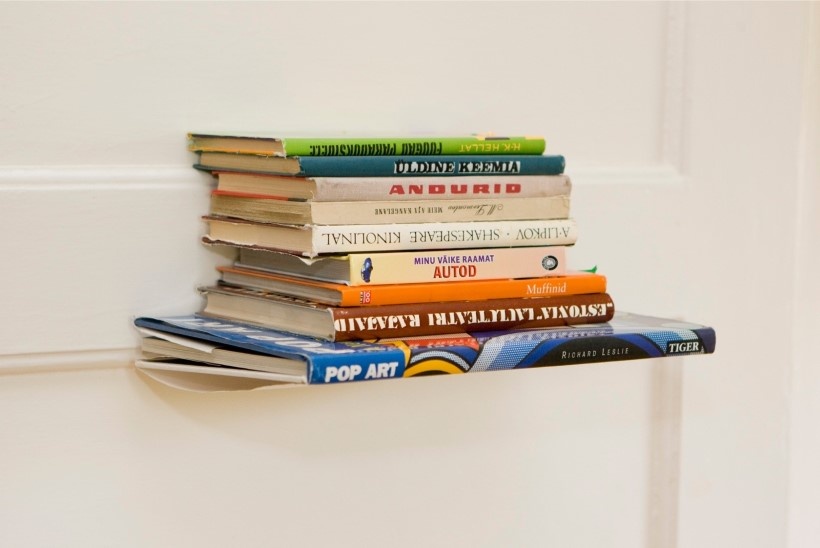 Невидимая книжная полка производит удивительный эффект