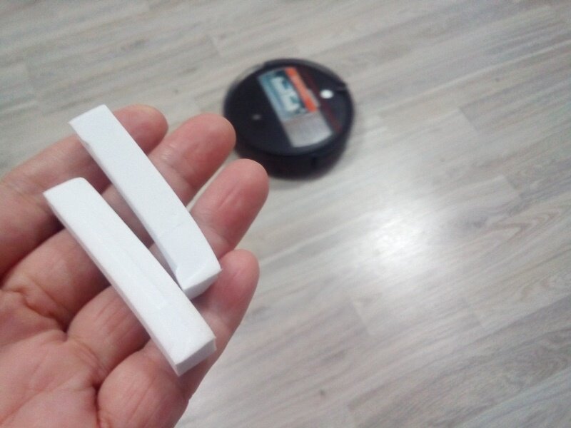 Вот такие защитные вкладыши стояли на боковых поверхностях пылесоса. Из-за них он не мог работать полноценно