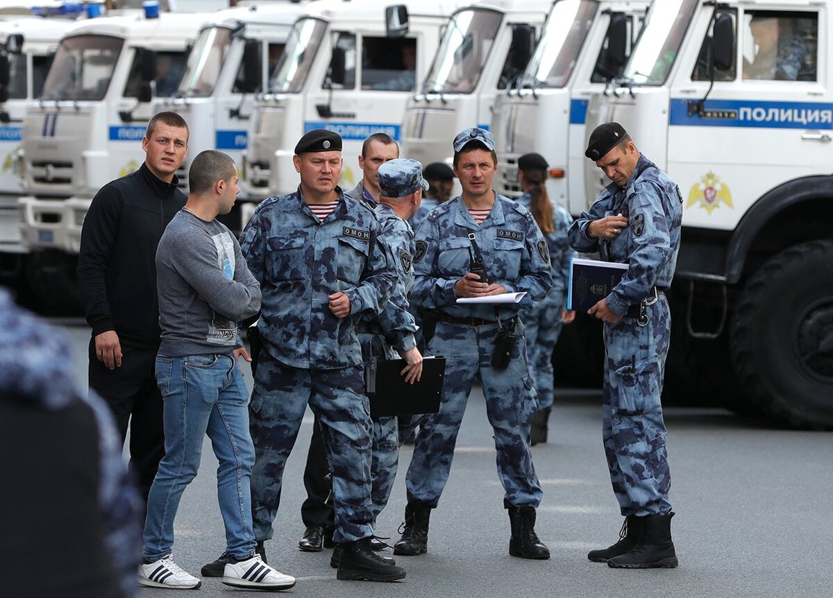 — Какая в целом основная задача полиции на несогласованных митингах? Условно — максимально быстро подавить протест?