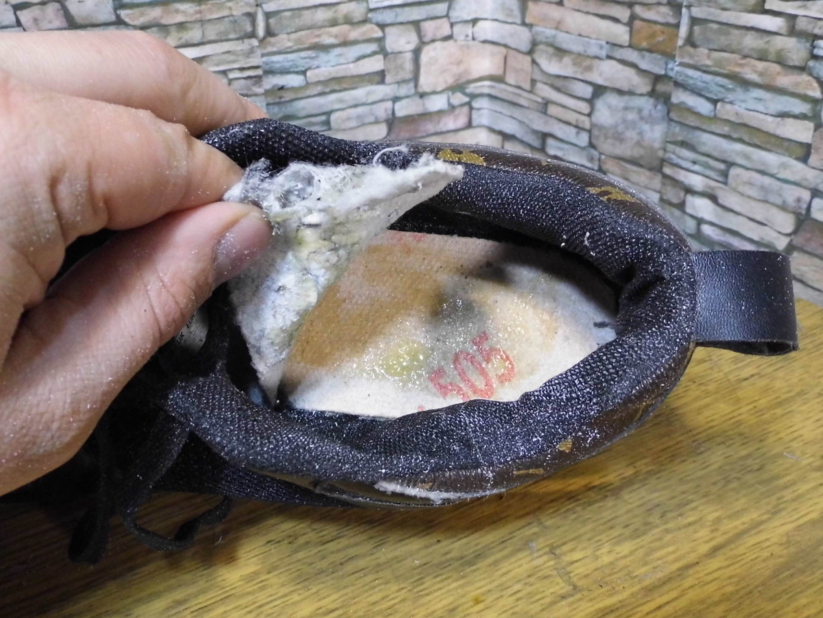 Провалилась пятка в кроссовках луи виттон. Провалилась пятка. Решетчатая подошва обуви. Провалилась пятка. Продавилась пятка в обуви как отремонтировать.