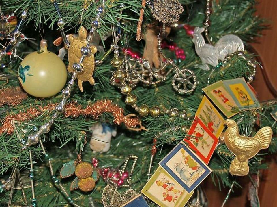 В старину на новогодних елках. Новогодние игрушки. Советские новогодние игрушки. Старинные елочные украшения. Старинные новогодние игрушки.