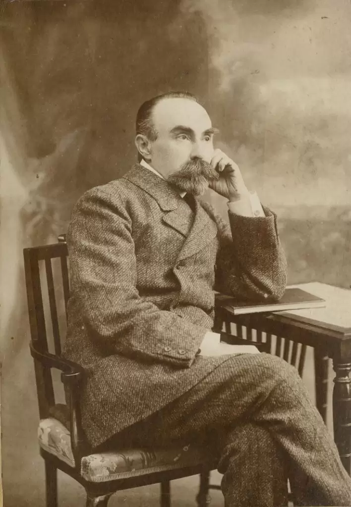 Георгий Валентинович Плеханов родился 25 ноября 1856 года в деревне Гудаловка Тамбовской губернии, в семье помещика. Став студентом Санкт-Петербургского Горного института он вступает в ряды революционной организации «Земля и Воля», а после организует тайное общество «Чёрный передел», ставя целью объединения – уничтожение помещичьего строя и справедливое распределение земли между крестьянами. В 1880 году из-за полицейских преследований Плеханов эмигрирует в Швейцарию, где знакомится с марксизмом и спустя три года создаёт первую российскую организацию марксистов – группу «Освобождение труда».