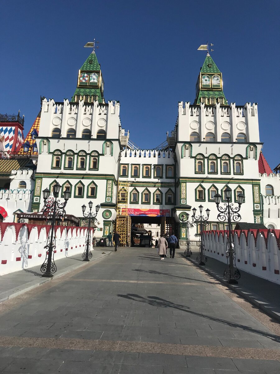 В Москве есть множество интересных мест, но не все можно посетить бесплатно. 
Измайловский Кремль, одно из красивейших мест и туда можно зайти абсолютно бесплатно.