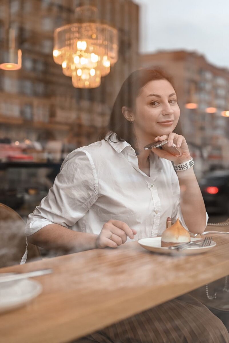 Из окошка можно уютно наблюдать за городом