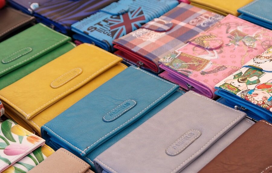 Выбирая хранилище для своих денег, ориентируйтесь не на цвет ваших волос или кожи, а на советы специалистов по фэншуй