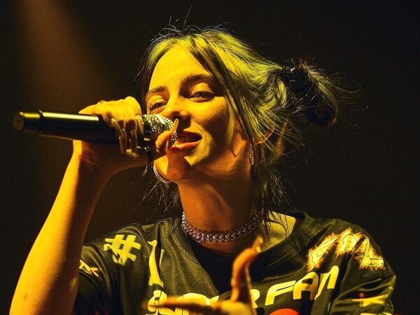 everything i wanted (оригинал Billie Eilish)
всё, чего я хотела (перевод Софья)
I had a dream
Мне приснилось,
I got everything I wanted
Что сбылось всё, чего я хотела.
Not what you'd think
Не то, что ты можешь предположить.
And if I'm bein' honest
И если честно,
It might've been a nightmare
Это сон показался бы кошмаром
To anyone who might care
Для человека, которому есть до этого дело.
Thought I could fly (Fly)
Я думала, что могу летать,
So I stepped off the Golden, mm
И шагнула с моста Золотые Ворота
Nobody cried (Cried, cried, cried, cried)
Никто не заплакал,
Nobody even noticed
Никто даже не заметил этого.
I saw them standing right there
Я видела, как они стоят неподалёку,

 
Kinda thought they might care (Might care, might care)
Подумала, может быть, им не всё равно.


[Pre-Chorus:]
[Распевка:]
I had a dream
Мне приснилось,
I got everything I wanted
Что сбылось всё, чего я хотела.
But when I wake up, I see
Но когда я просыпаюсь, я вижу
You with me
Тебя рядом со мной,


[Chorus:]
[Припев:]
And you say, "As long as I'm here, no one can hurt you
И ты 1 говоришь: "Пока я рядом, никто не сделает тебе больно,
Don't wanna lie here, but you can learn to
Не хочу соврать, но ты можешь научиться. 2
If I could change the way that you see yourself
Если бы я мог повлиять на то, какой ты видишь себя,
You wouldn't wonder why you're here, they don't deserve you"
Ты бы не спрашивала себя о том, зачем ты здесь. 3 Они тебя не заслуживают."


I tried to scream
Я пыталась кричать,
But my head was underwater
Но моя голова была под водой. 4
They called me weak
Они называли меня слабой,
Like I'm not just somebody's daughter
Как будто я не просто чья-то дочь. 5
Coulda been a nightmare
Этот сон показался бы кошмаром,
But it felt like they were right there
Но ощущение было такое, как будто они рядом.
And it feels like yesterday was a year ago
И такое чувство, как будто вчерашний день был уже год назад,
But I don't wanna let anybody know
Но я не хочу, чтобы кто-то понял, 6
'Cause everybody wants something from me now
Потому что каждому теперь от меня что-то нужно,
And I don't wanna let 'em down
И я не хочу их подвести.


[Pre-Chorus:]
[Распевка:]
I had a dream
Мне приснилось,
I got everything I wanted
Что сбылось всё, чего я хотела.
But when I wake up, I see
Но когда я просыпаюсь, я вижу
You with me
Тебя рядом со мной,


[Chorus:]
[Припев:]
And you say, "As long as I'm here, no one can hurt you
И ты говоришь: "Пока я рядом, никто не сделает тебе больно,
Don't wanna lie here, but you can learn to
Не хочу соврать, но ты можешь научиться.
If I could change the way that you see yourself
Если бы я мог повлиять на то, какой ты видишь себя,
You wouldn't wonder why you're here, they don't deserve you"
Ты бы не спрашивала себя о том, зачем ты здесь. Они тебя не заслуживают."


If I knew it all then, would I do it again?
Если бы я знала об этом раньше, 7 сделала бы я это снова, 8
Would I do it again?
Cделала бы я это снова?
If they knew what they said would go straight to my head
Если бы они знали, что я узнаю всё, что они говорят,
What would they say instead?
Они бы говорили что-то другое?
If I knew it all then, would I do it again?
Если бы я знала об этом раньше, сделала бы я это снова,
Would I do it again?
Cделала бы я это снова?
If they knew what they said would go straight to my head
Если бы они знали, что я узнаю всё, что они говорят,
What would they say instead?
Они бы говорили что-то другое?





1 — брат Билли, Финнеас

2 — имеется в виду, научиться притворяться

3 — имеется в виду, зачем тебе жить на свете

4 — и в переносном смысле — никто не слышит крика, если голова под водой, и в прямом, т.к. мост Золотые ворота расположен над водным массивом

5 — иначе говоря, как будто я не такой же человек, как и все остальные

6 — ...как я себя чувствую

7 — речь, видимо, идёт о словах из припева

8 — речь, видимо, идёт о прыжке с моста