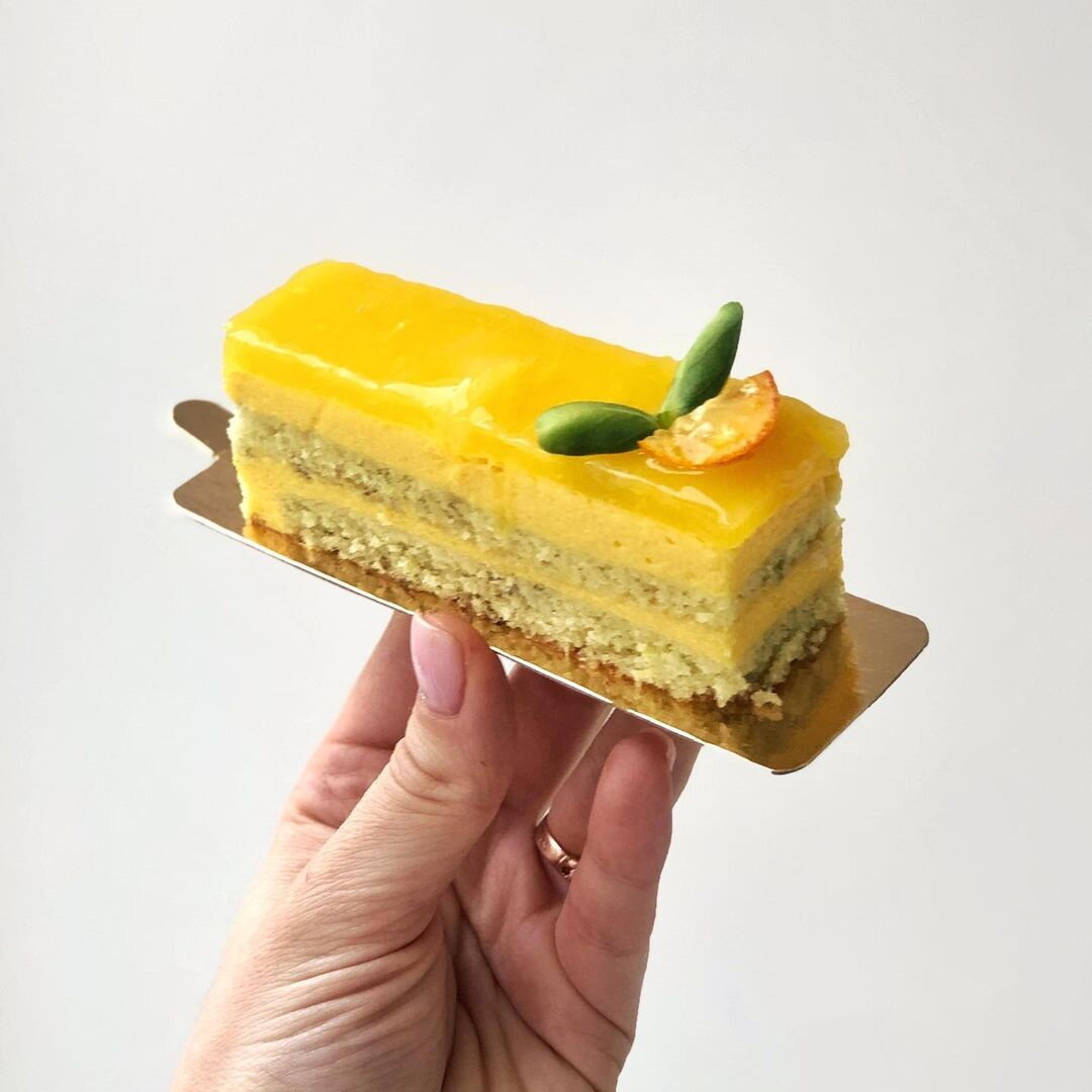 Верхний слой пирожного — кули из апельсина