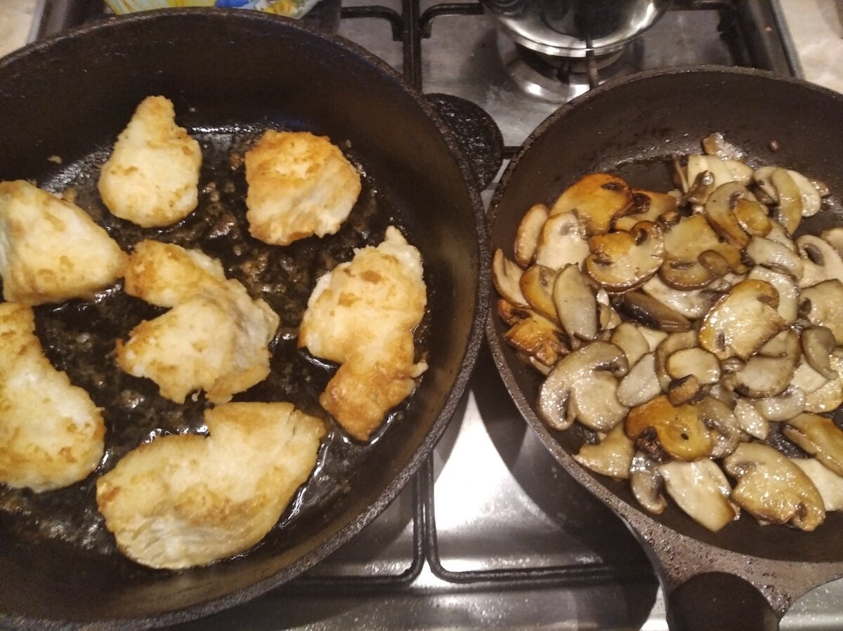 Жарим рыбу в муке и шампиньоны, нарезанные ломтиками