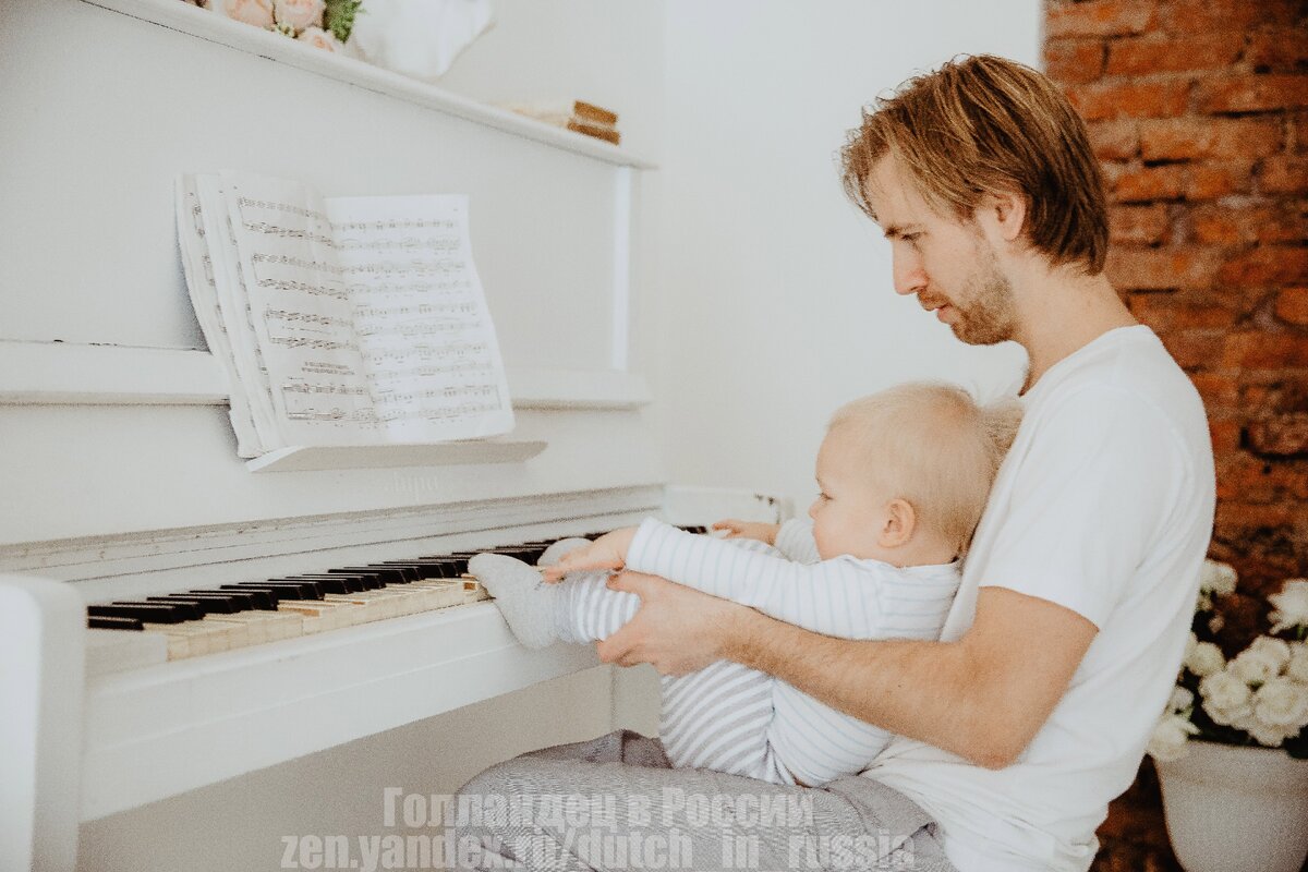 Попасть ребёнку в детский сад - это как играть на пианино вот так. Непросто. Фото: из личного архива