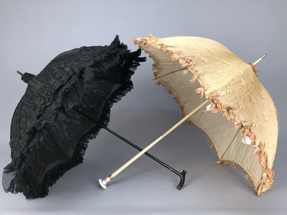 Первый зонтик. Парасоль зонт Викторианская эпоха. Парасоль зонт 19 век. Парасоль зонт 20 век. Зонт парасоль 17 век.