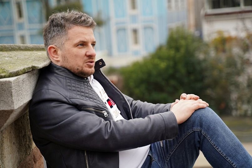 Эту фразу Андрей Кончаловский произнес в контексте отношений со своей женой. И большой разницы в возрасте(82-46!). И умения сохранять отношения на стайерских дистанциях. 
Услышь я эту фразу три год назад — даже и не заметил бы, прошел бы мимо. Будто весь 2020 год был создан для впитывания этой фразы как глотка свежего воздуха.

Вообще я не вызрел еще с выводами 2020 года. Сплошь про НЕ рациональное, про НЕ прагматичное. Про принятие в себе эмоций и отстаивание в собственной голове права сказать: "Я не мудак и никогда им не был". Вопреки мнениям чуждых людей.

Странно наверное об этом тебе читать? И ничего что мы на ты? К переходу с "вы" на "ты" в личном бренде тоже шел долго...почти два года.

На этом пути принятия эмоций и пересборки ценностного борща в голове личный бренд тоже играл большую роль. Я имею ввиду и поддержку подписчиков — да, твою! — и личные переписки и созвоны со случайными-неслучайными людьми со всего мира. Право обнажать свои эмоции вопреки соц стандартам, догмам, вопреки мужской стигме было необходимым и лечебным. Эта фаза жизни подходит к концу.

В 2021 году я буду писать кратно реже про личные отношения и про переживания в целом. Если буду вообще. Отчасти потому что повзрослел. Отчасти потому что не согласен с алгоритмами соц сетей, которые монетизируют нересурсные состояние аудитории и эмоциональные крики. Это просто неправильно. Для меня больше не правильно. Для этих целей должны быть другие более интимные и действенные пространства.

Меня очень удивил один факт, который линкуется с фразой Андрея Кончаловского: почему из 3х значимых отношений за последние 14 лет я сумел сохранить обоюдно-приятельские только с бывшей женой? Две другие "наказали" меня односторонним баном 😌 🤦‍♂ Каждый открыт к коммуникации в меру своей честности.

И все же, почему? Может быть потому, что где-то в глубине души я умел считывать заочные ориентации, ценности и цели людей, с которыми проживал значимые периоды жизни. Независимо от их слов и действий. По микромимике, микрожестам, по поведению, по глубинному доверию.

Мозг смог все проанализировать, осмыслить и облечь в слова фактически за последние 10 месяцев тишины. Поведения людей могут быть схожими снаружи, но ценности и "незыблимости", которые за этими поведениями скрывались иногда видны лишь спустя время. Возможно эта тишина в 10 месяцев нужна была именно для того, чтобы к врожденной своей сострадательности и воспитанной за три года тактической эмпатии добавить навык "целовать медленно и прощать быстро". Этого не было. Даже год назад. Даже на радаре. К сожалению. Все бегом. Все жестко.

И теперь все в прошлом. Чем-то помогли мне, чем сумел и мог — помог и я. Где-то получил благодарность и теплые воспоминания. Где-то бан и финансовые потери. Да даже не потери, а так, уроки о своих слепых зонах в функционировании правого полушария 😜. Думаю до сих пор говорят раввины в Одессе: "Господи, спасибо что взял деньгами" 🧐 С раввинами спорить не стану 🧠

Очень рад всему что со мной происходило. Не менее рад, что все в прошлом. Никогда бы не подумал, что эти два осознания радости могут вызреть из желания мести и отмщения за предательства буквально за 10 месяцев. Вот что КПТ животворящая делает 😂 За рекомендациями психологов — в личку, помогу референсами безвозмездно.

Позади поход за 4е моря и высвобождение, какие-то победы для каких-то корпораций, какие-то ошибки на личном фронте, путешествия в 40+ стран, запутанные бизнес процессы небольших компаний и сотни пытливых умов в глубокой индивидуальной работе.

Впереди сплошь неизвестность. И возможно впервые в жизни я подружился со страхами перед неведомым будущим. Наверное так и ощущается счастье.

Хорошей тебе недельки!
