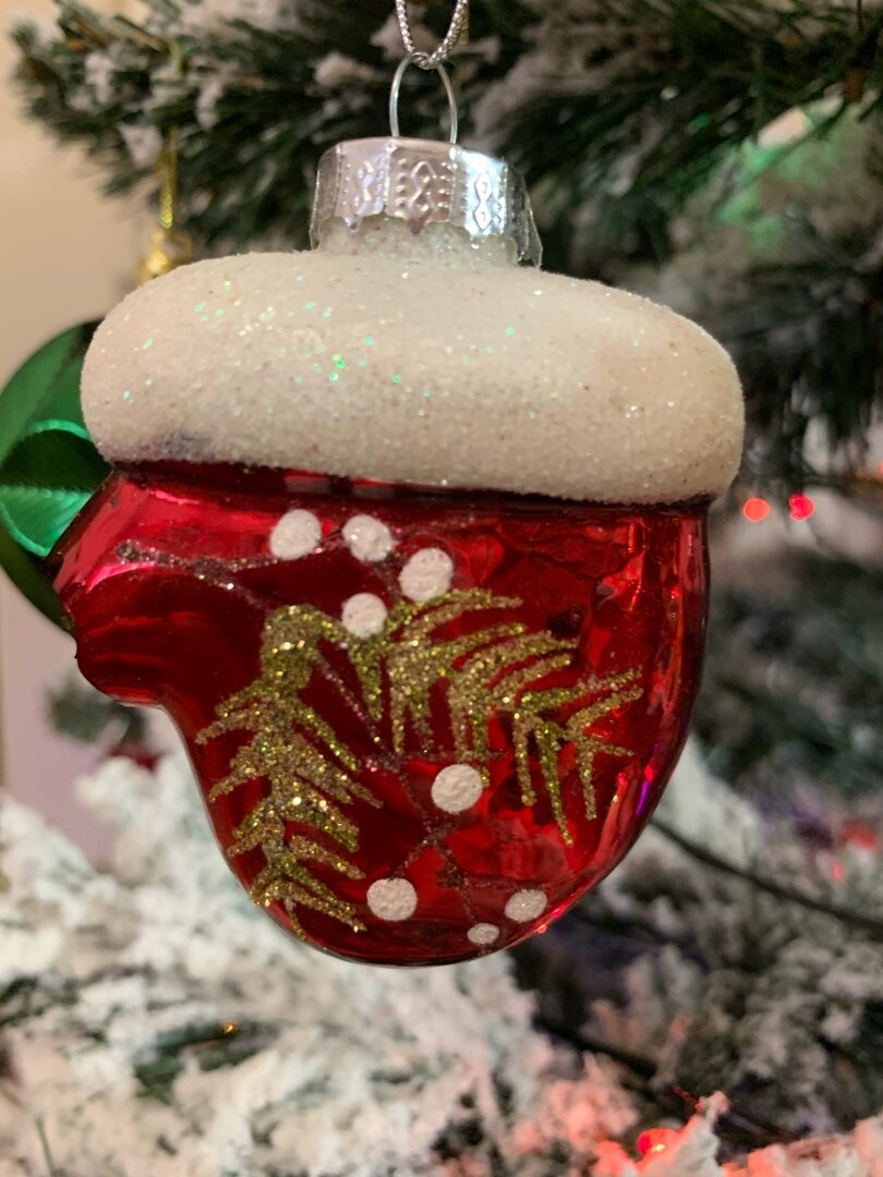 В рукавичке небольшая дырочка, но все равно решила повесить)