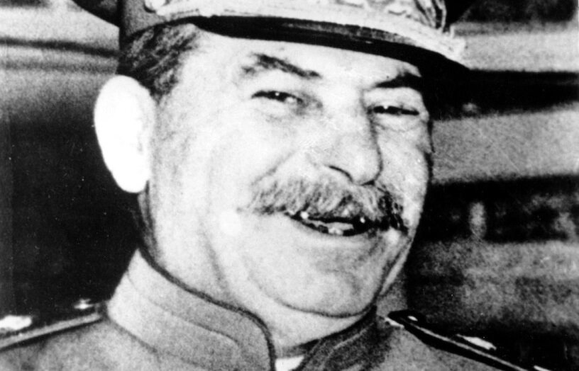 Сталин усмехается в усы. Источник: https://wearswar.wordpress.com/2017/11/04