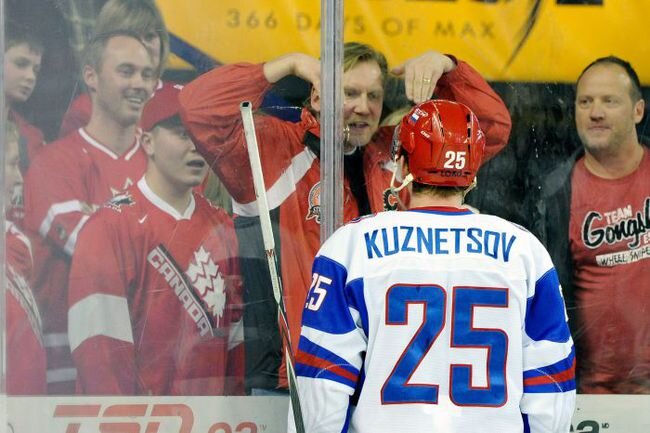 Евгений Кузнецов и канадские болельщики, МЧМ 2012, полуфинал, Фото AFP