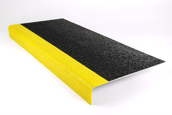 Противоскользящая стеклопластиковая абразивная накладка на ступени.