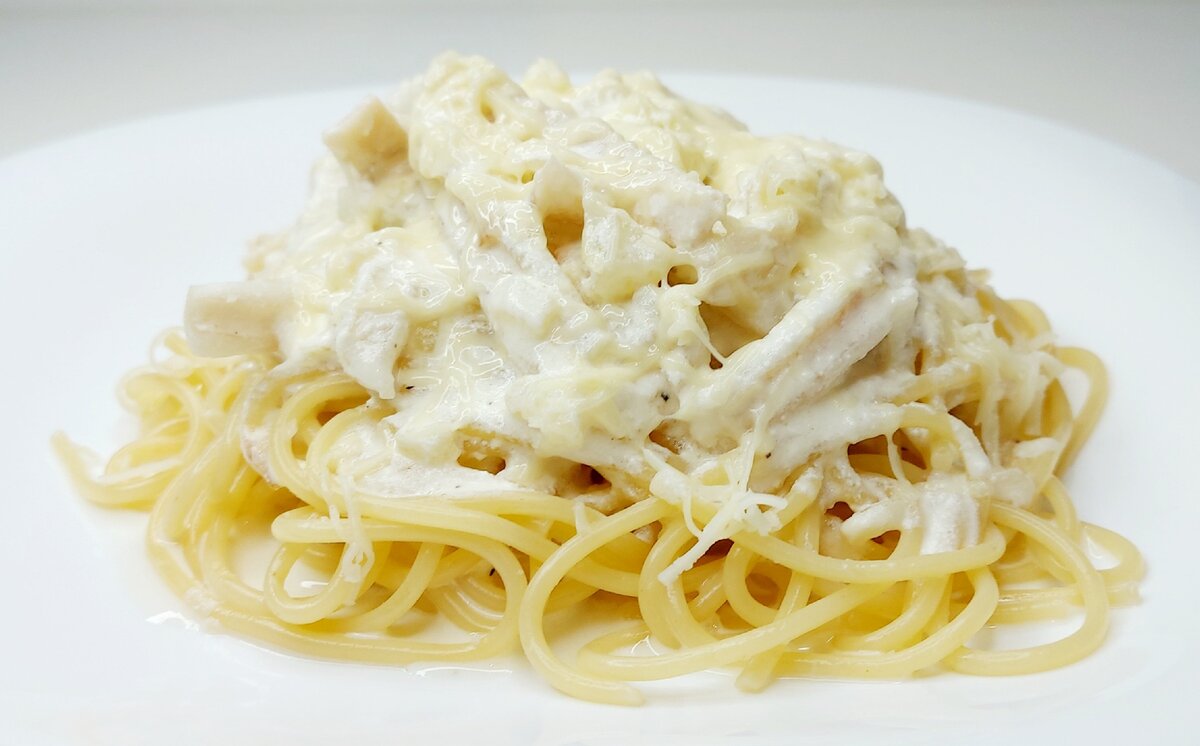 Паста с кальмарами в соусе рецепт. Спагетти с кальмарами. Соус для макарон. Спагетти в сливочном соусе. Паста с кальмарами в сливочном соусе.