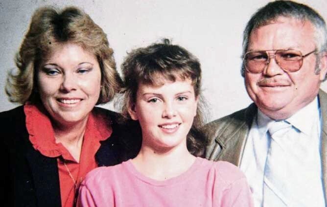 Шарлиз с отцом и матерью.