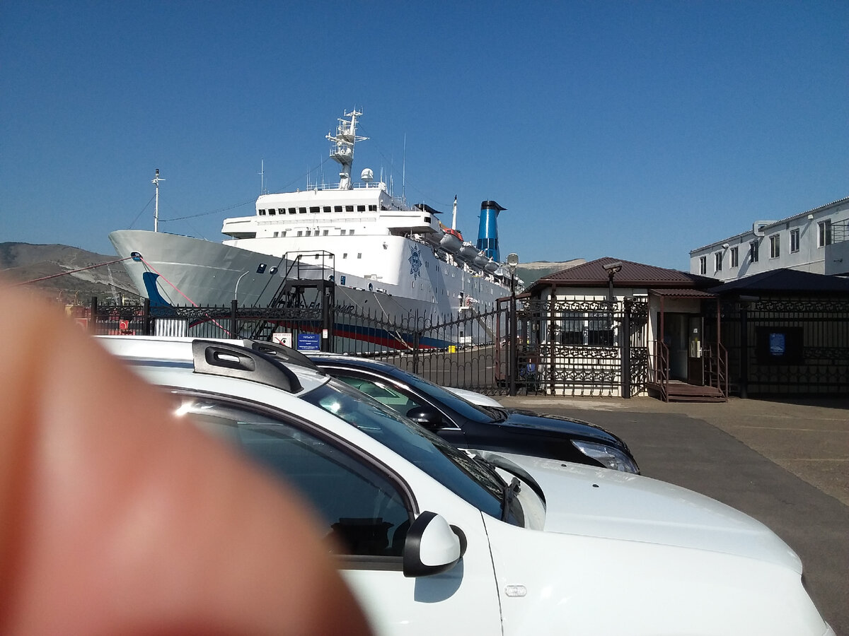 Из Краснодарского края ,города Новороссийска в Крым на белоснежном теплоходе  "Князь Владимир" по Черному морю. Этот теплоход совершает морские круизы из Сочи в Крым с заходом в Новороссийск, Ялту, Севастополь и далее опять возвращается в Сочи.  Недельное морское путешествие на комфортабельном теплоходе - что может быть лучше? Морской круизный лайнер в корне отличается от речных теплоходов своими габаритами: 9 палуб, длинные коридоры с каютами и переходом в ресторан.