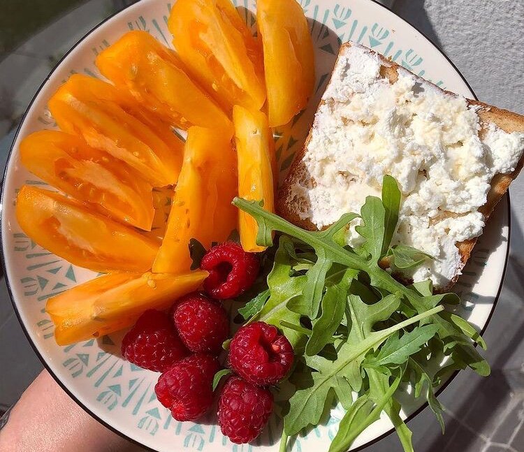 Тост с творожным сыром, руккола, помидор, малина