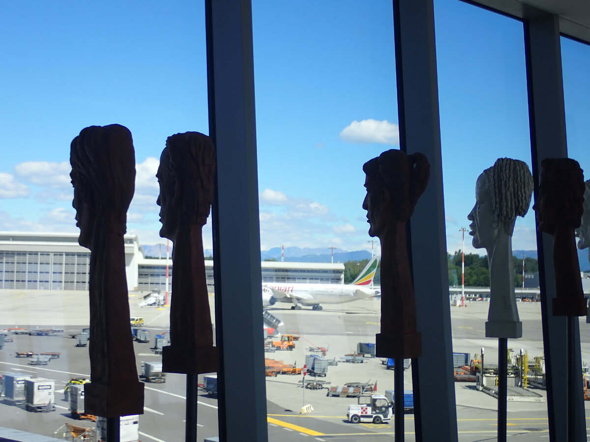 Так теперь выглядят пассажиры. Аэропорт Мальпенса. фото автора