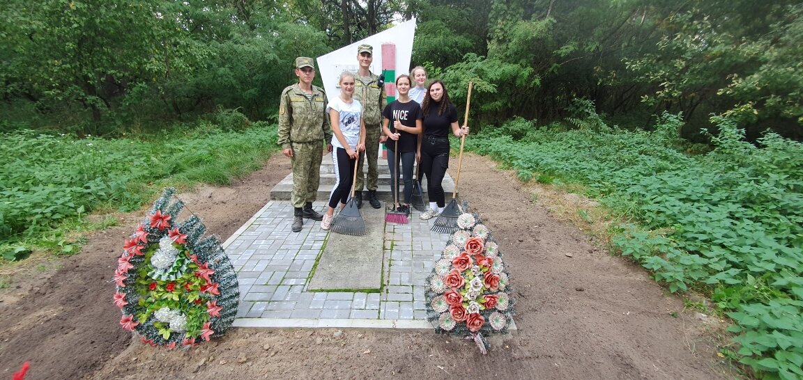 Знаменские школьницы и военнослужащие заставы "Знаменка" убирают памятник на братской могиле погибших пограничников