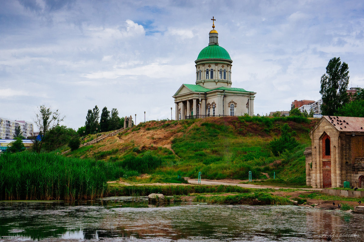 Вид на церковь Сурб Хач. Фото http://s1.fotokto.ru/photo/full/306/3062608.jpg