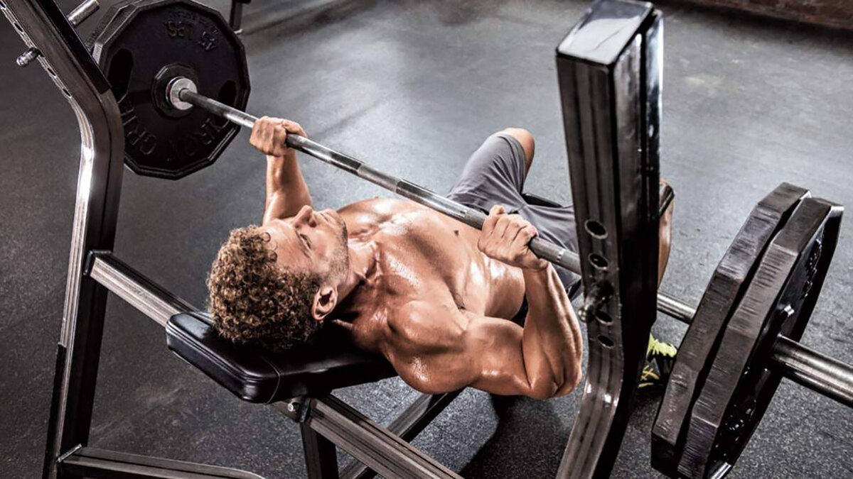 Жим лежа для любителей пахать. Спорт жима лежа. Шварценеггер пауэрлифтинг. Жим с мостом. Жим лежа 500 кг.