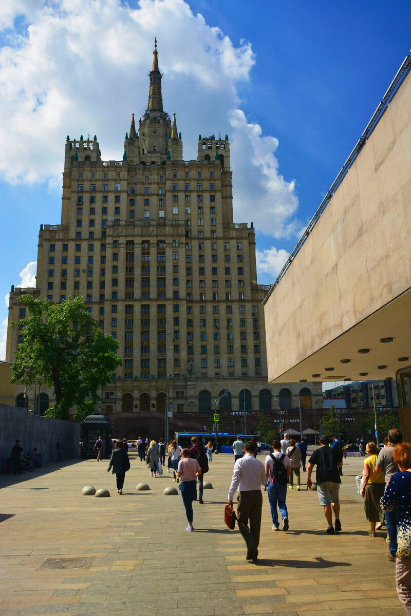 Первое, что видит человек, выходящий из метро «Баррикадная» на улицу – это «сталинская высотка» на Кудринской площади.     