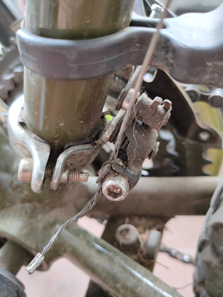 Передний переключатель скоростей с растрепавшимся тросом