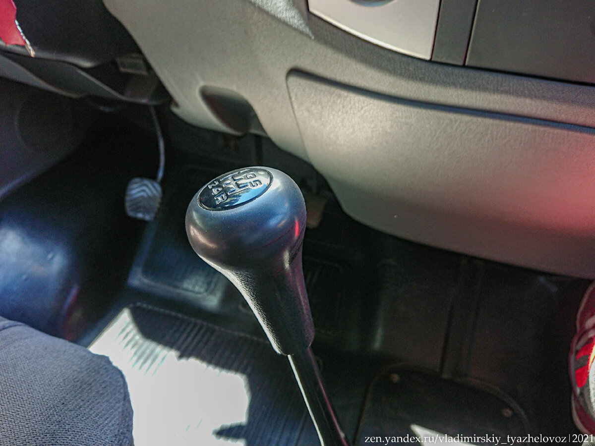 Крайне "удобный" рычаг КПП, который бьет по коленям на каждой кочке