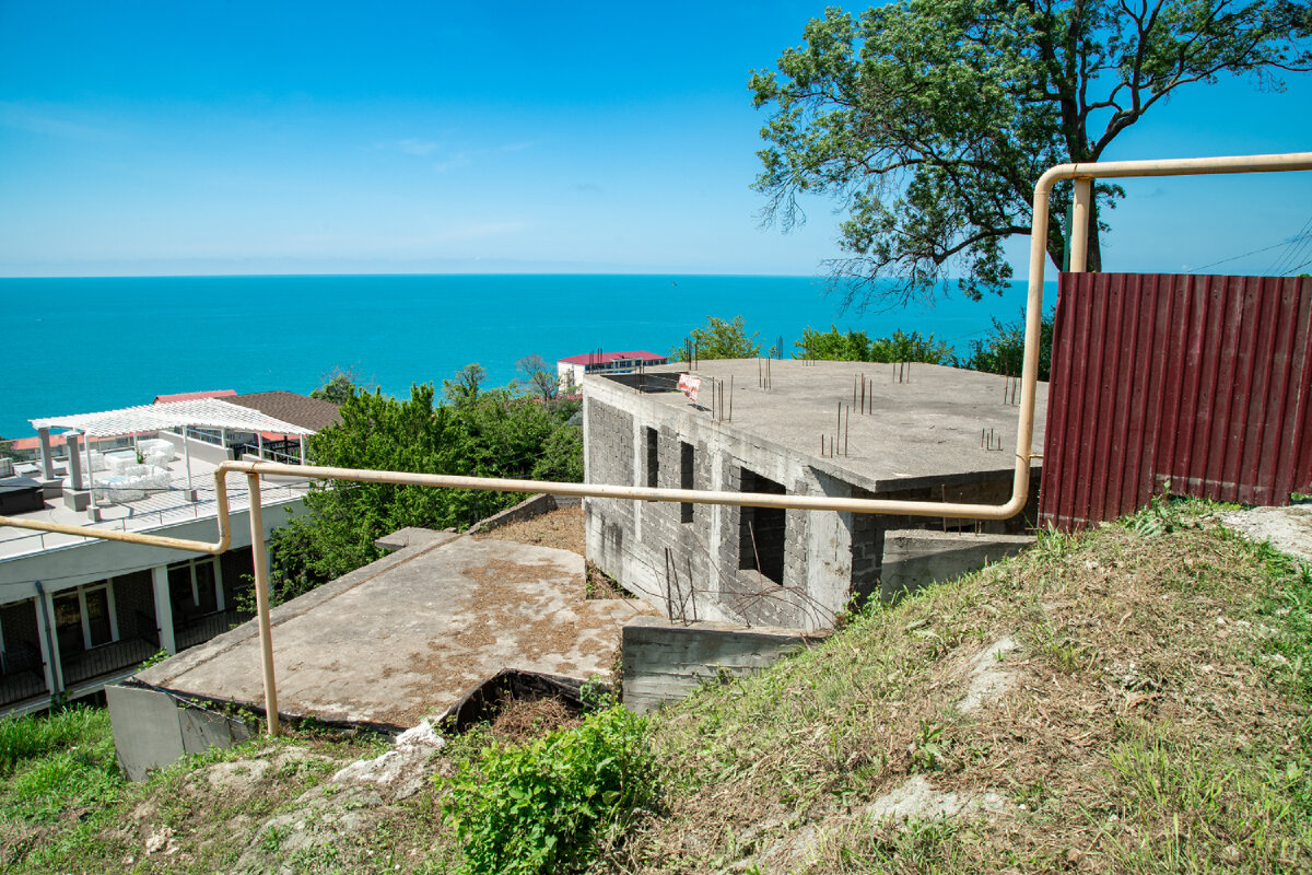 Объект незавершённого строительства имеет все предпосылки самовольного строительства. Достаточно обратить внимание на ряд ключевых показателей объекта: расположение, этажность, наличие разрешений (информация публичного доступа), наличие коммуникаций.