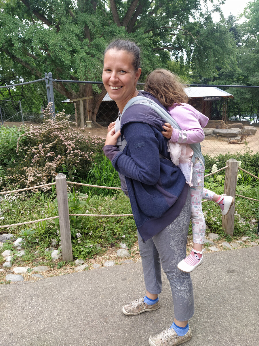 Фото: Екатерина Серёгина. "Отдых" с трёхлеткой и грудничком в зоопарке.