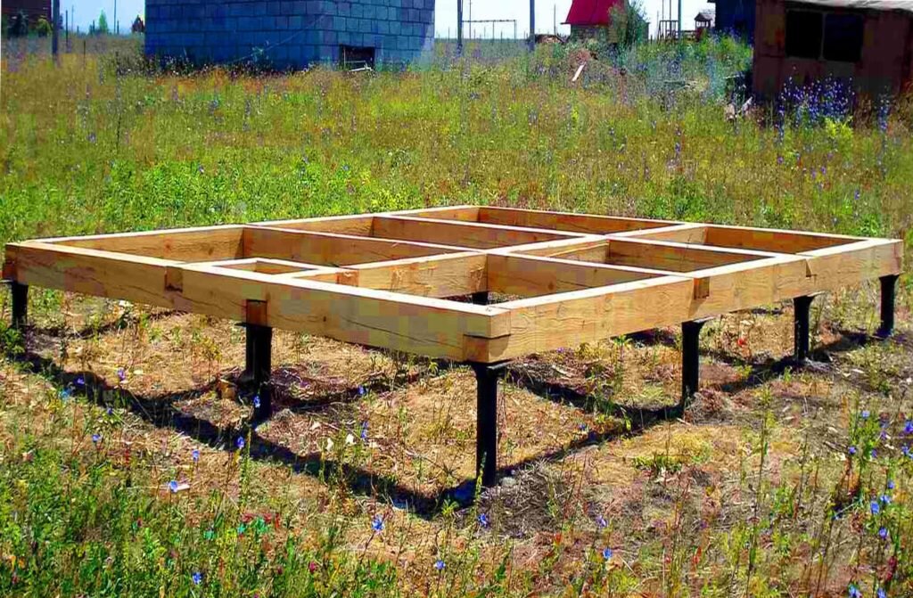 Свайный тип фундамента часто выбирают для постройки беседки из-за простой установки и дешевизны.