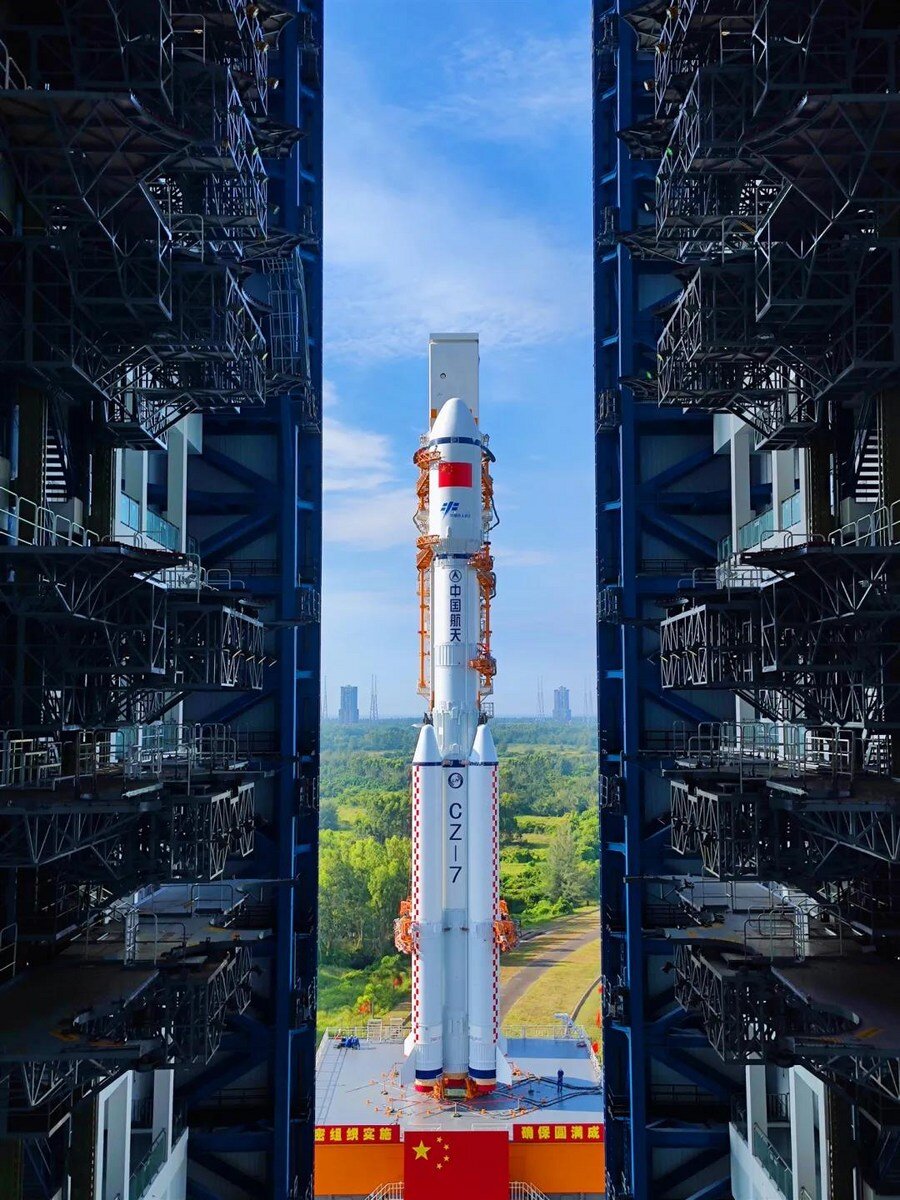 Ракета-носитель "Великий поход" с кораблем снабжения Тяньчжоу-3 на стартовой площадке. Фото из открытых источников