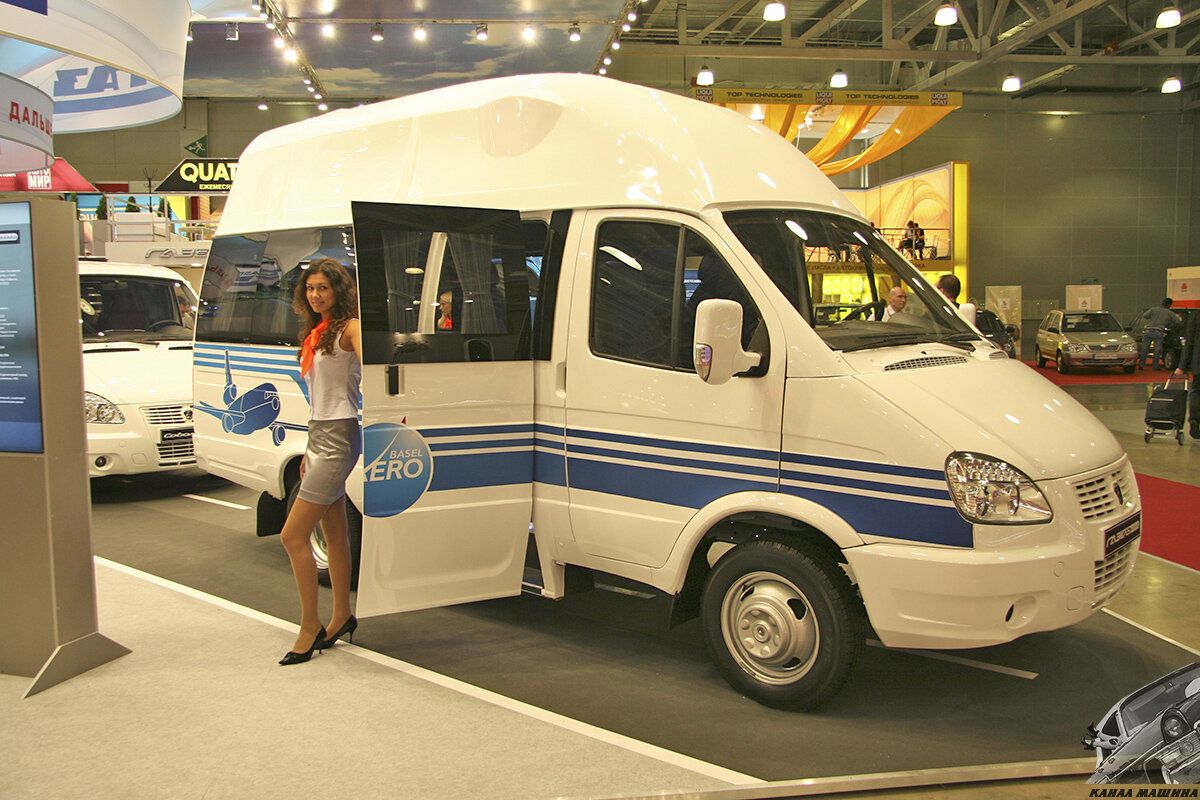 Отличительной особенностью этой опытной машины стали вклеенные стекла салона и выступающий вбок "пузырь" в пластиковой крыше над салонной дверью, который позволял  стоять на ступеньке в полный рост, не боясь удариться головой. На серийных машинах от него отказались (фото Н.Маркова)