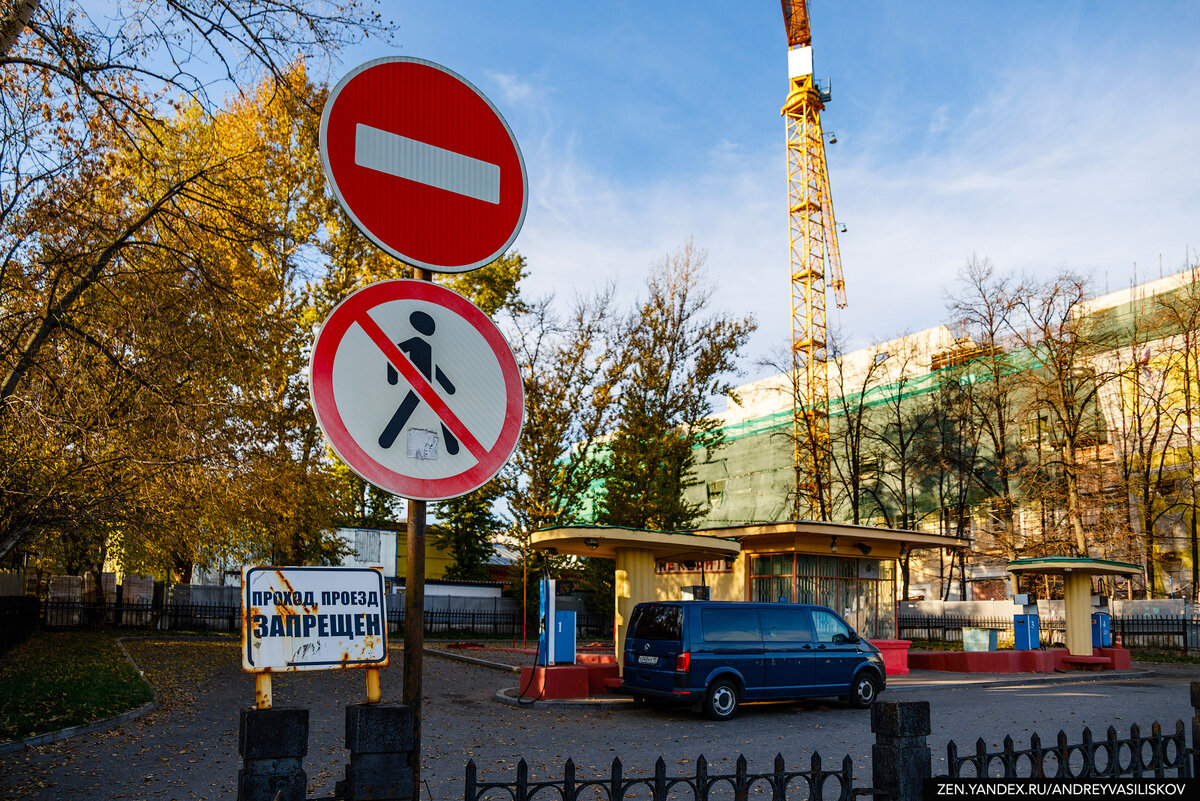 В самом центре Москвы есть неприметная АЗС, куда нельзя заехать простому  человеку. Ей 90 лет и она обслуживает машины Кремля | Путешествия и всего  по чуть-чуть | Дзен