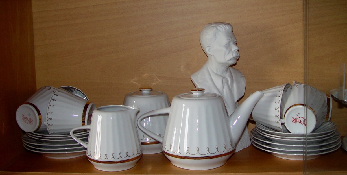 Тот же сервиз. Заметили бюст "буревестника революции"? Да, это тоже Вербилки. При заводе работал один художник, скульптор малых форм (фарфоровые статуэтки, кто не знал, одна из форм скульптуры!), одна большая работа которого установлена в самом центре Москвы, и известна всем гражданам России, поскольку неоднократно тиражировалась на открытках, и является одним из символов столицы. О нём, его работе в Вербилках, я обязательно расскажу. Бюст, кстати, чрезвычайно редкий, 1942-го года выпуска, как уменьшенная копия с большого бюста 1936-го года, изготовленного под впечатлением от смерти писателя. Бисквитный (неглазурированный) фарфор. Подписывайтесь - вас ждёт множество интересных историй.