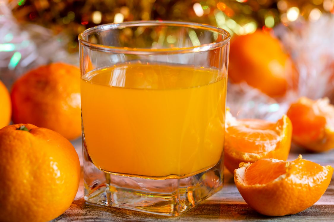 Апельсин повышает сахар. Мандариновый сок. Мандариновый сок Абхазия. Сок свежевыжатый мандарин. Сок мандариновый натуральный.