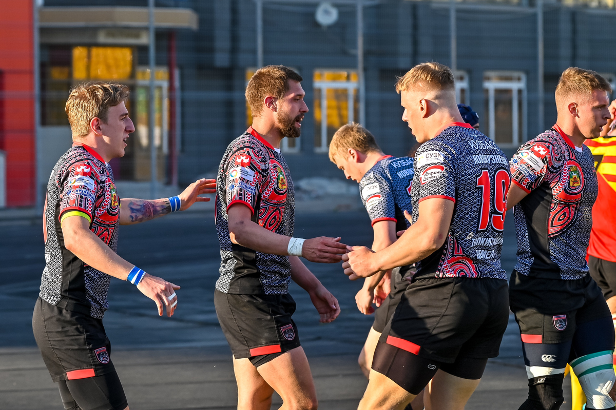 Второй слева - Виктор Козловский, защитник РК «Металлург»