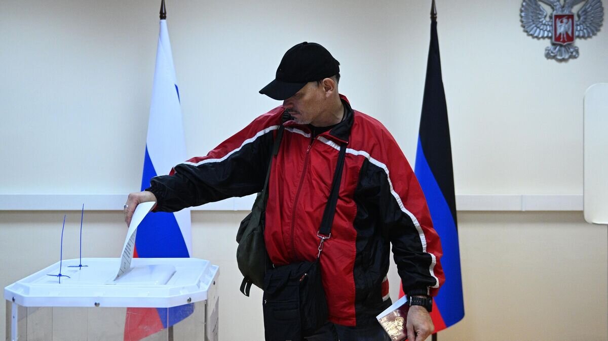    Мужчина голосует на референдуме на избирательном участке в посольстве ДНР в Москве© РИА Новости / Рамиль Ситдиков