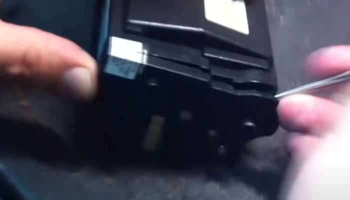 Фото 6. Шлицевой отверткой поддеваем крышку с одной стороны и снимаем ее