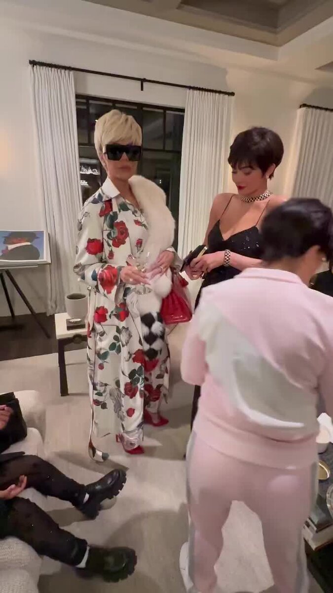    Хлои, Кайли, Кортни и Норт в образах Крис Видео: Инстаграм (запрещен в РФ)