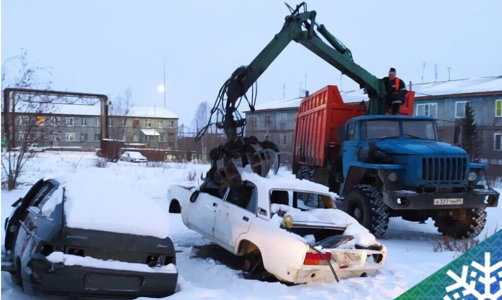    В Лабытнанги из дворов вывозят брошенный автохлам