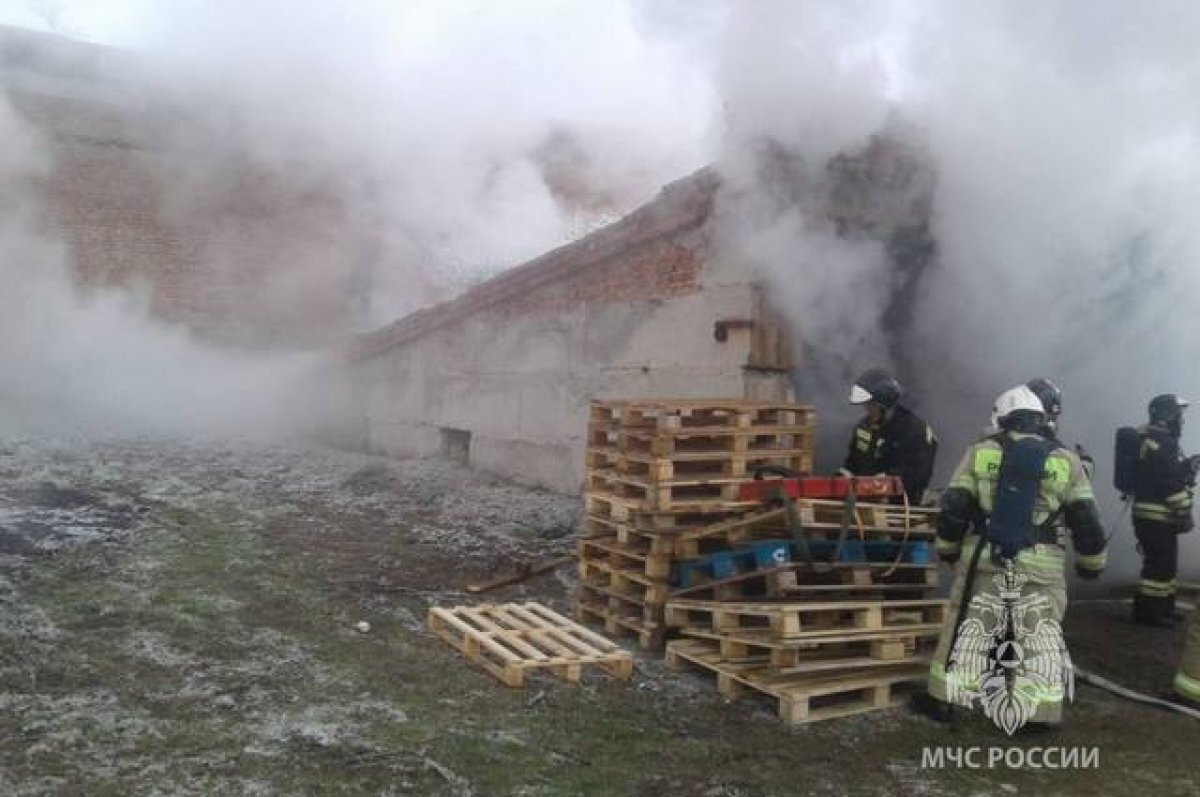    Пожар в заброшенном здании в Нальчике распространился на 800 кв. метров