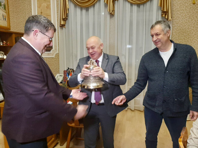 Глава Кунгурского округа Вадим Лысанов (в центре) передал судовой колокол директору музея-заповедника Сергею Мушкалову