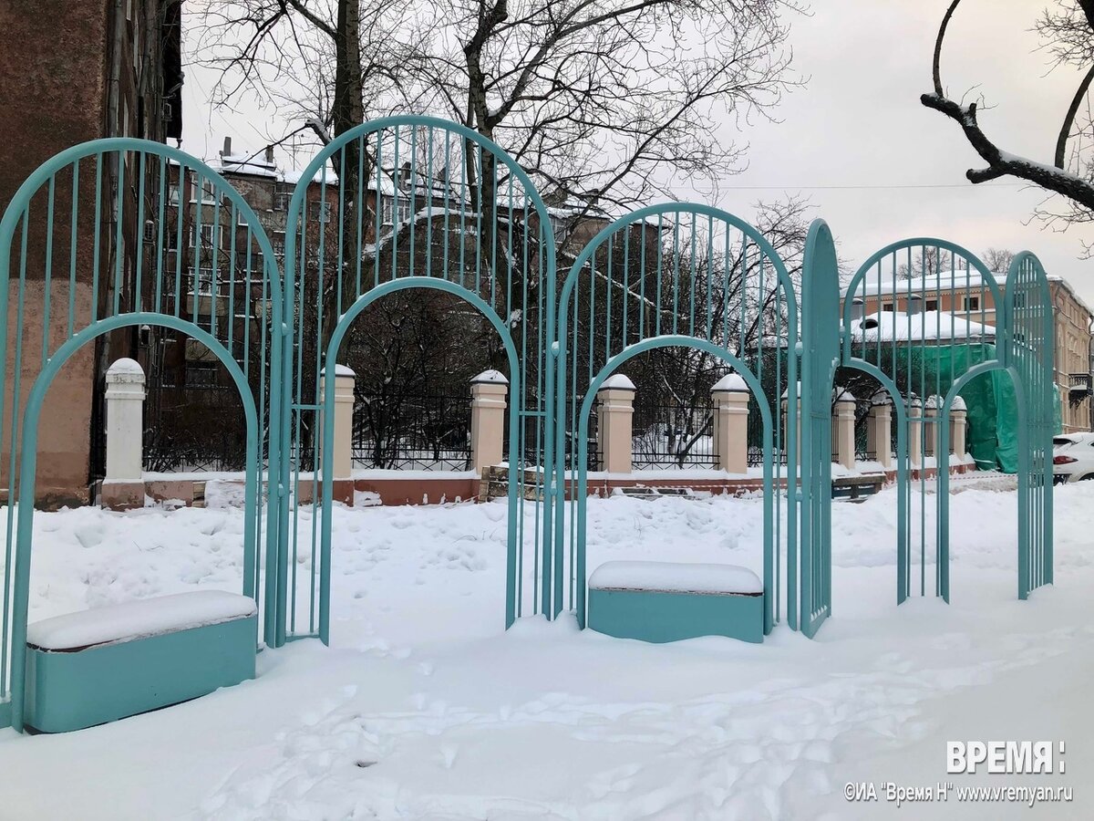 Лавочки и арт-объекты появились на обновленной Лыковой дамбе в Нижнем  Новгороде | Время Н | Дзен