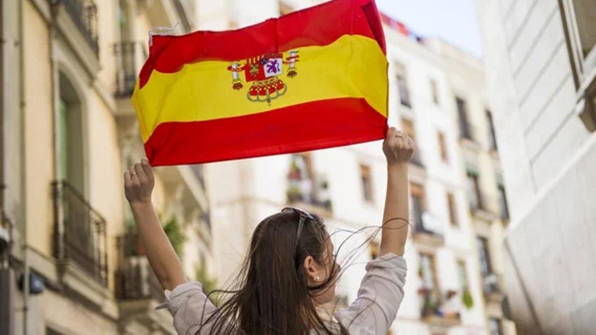    Девушка с флагом на улице города:Depositphotos