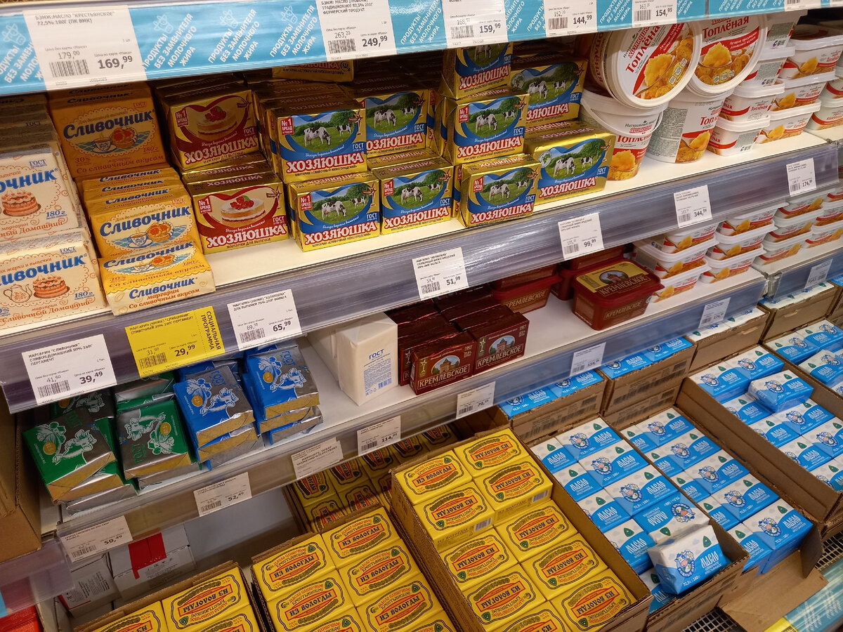 Товаров в магазинах хватает, а вот денег у многих - нет