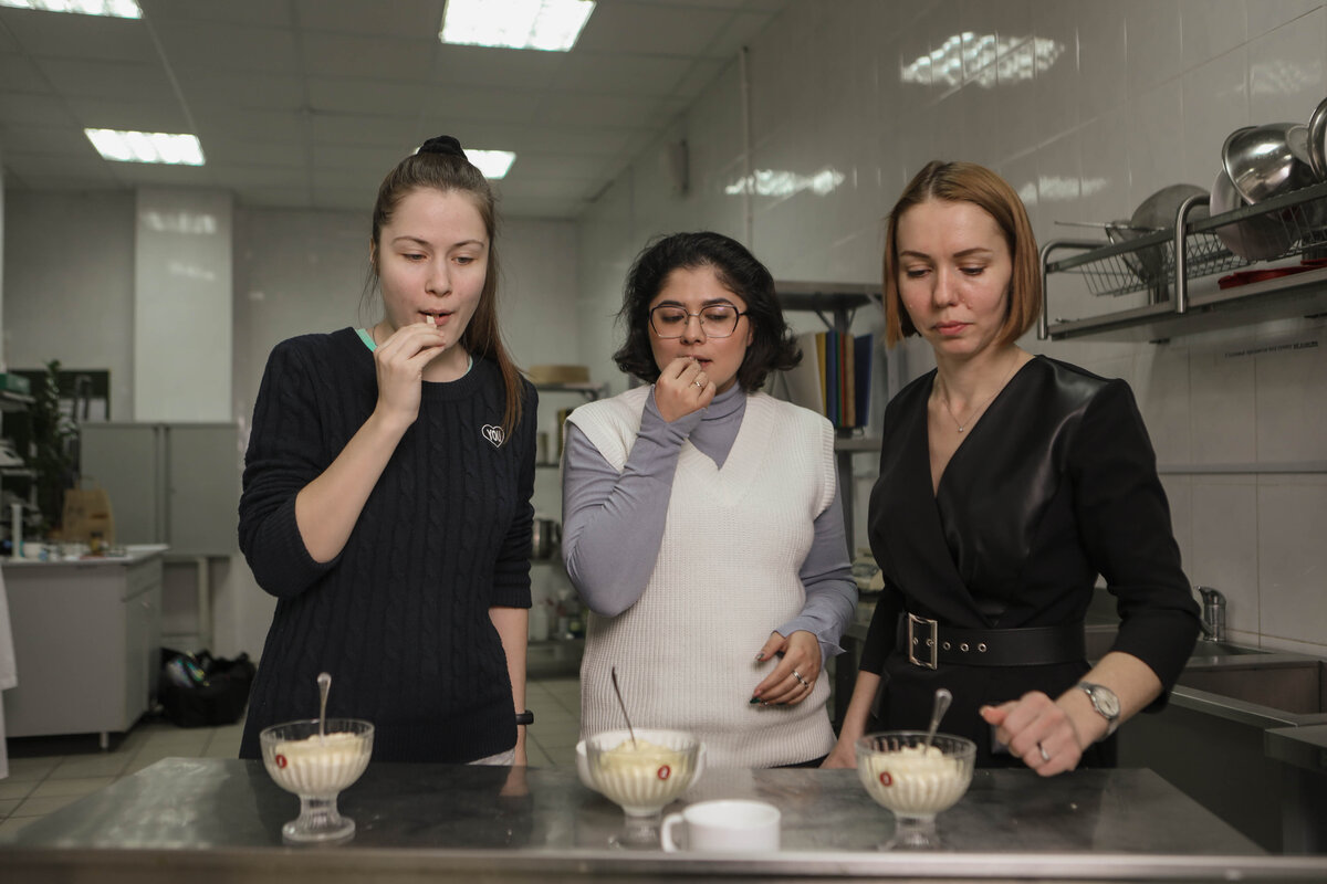 Майонез является излюбленным соусом для заправки многих салатом, но помните - он калорийный и употребляйте его в меру)